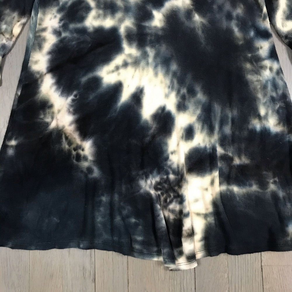 Aiden Y Tie Dye 3/4 Sleeve Ribbed Loose Swing Top - Picture 5 of 7
